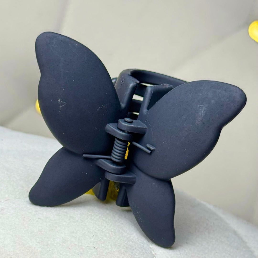Matte black butterfly hair clutcher – modern and versatile hair clip