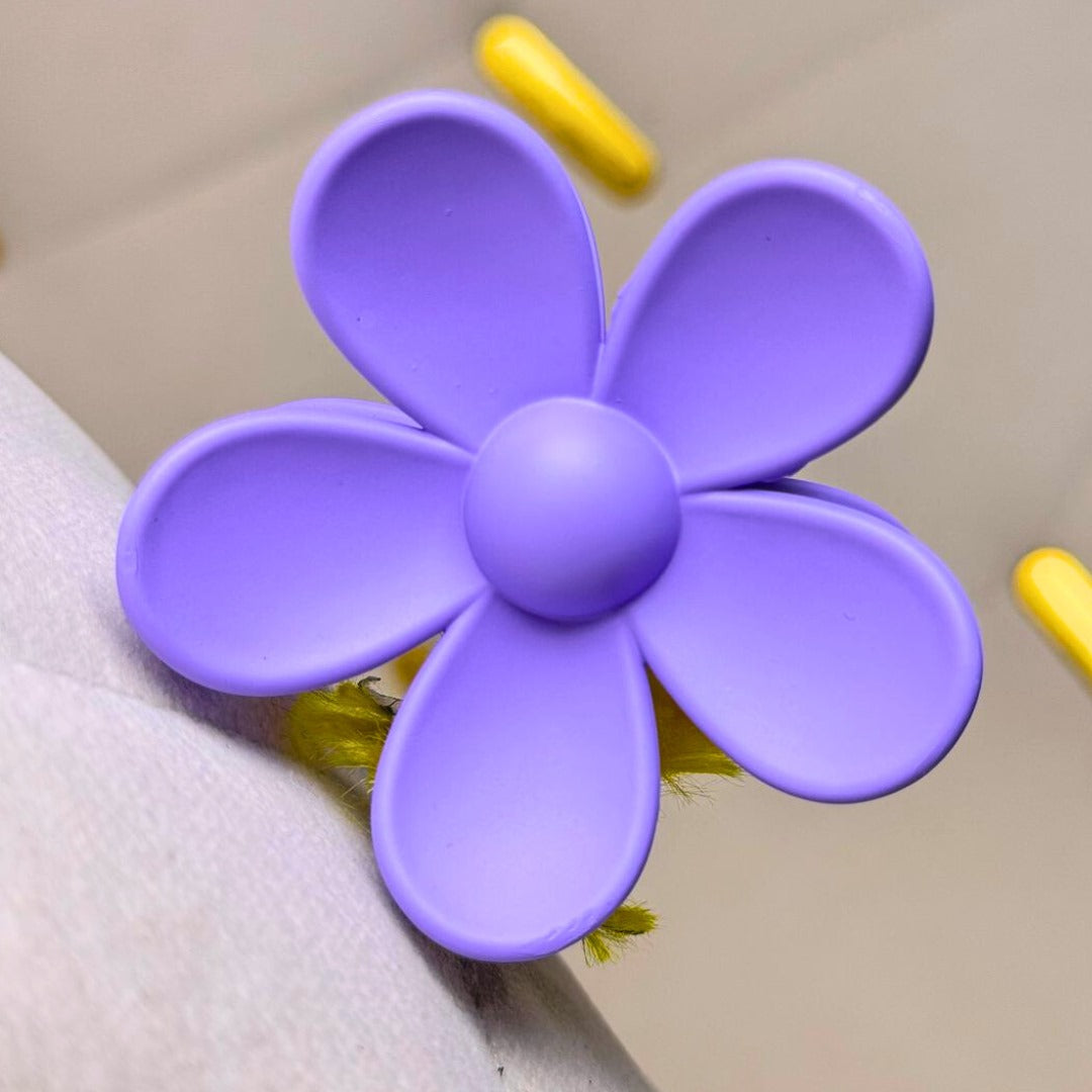 Vintage-inspired floral hair claw accessory