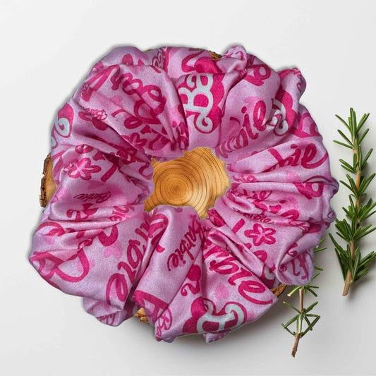 Tie-dye scrunchie in rainbow colors – fun and trendy hair accessory